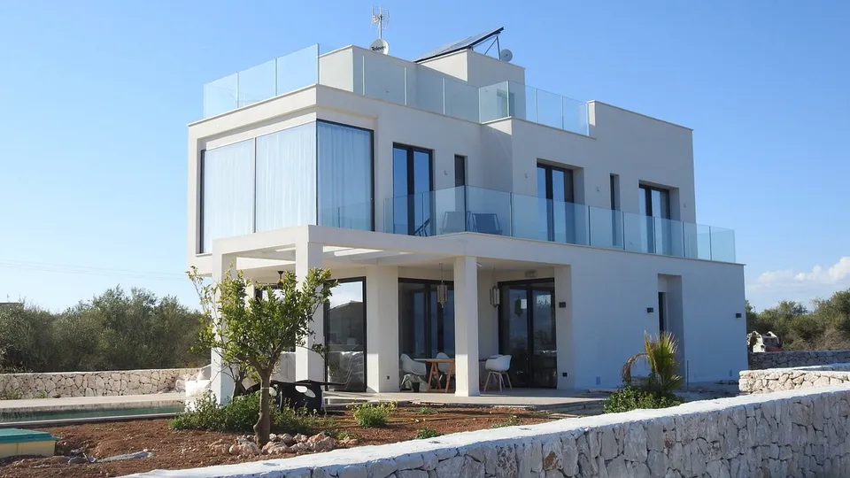 Weißes modernes Haus mit Glasgeländer, Dachterrasse und Pool